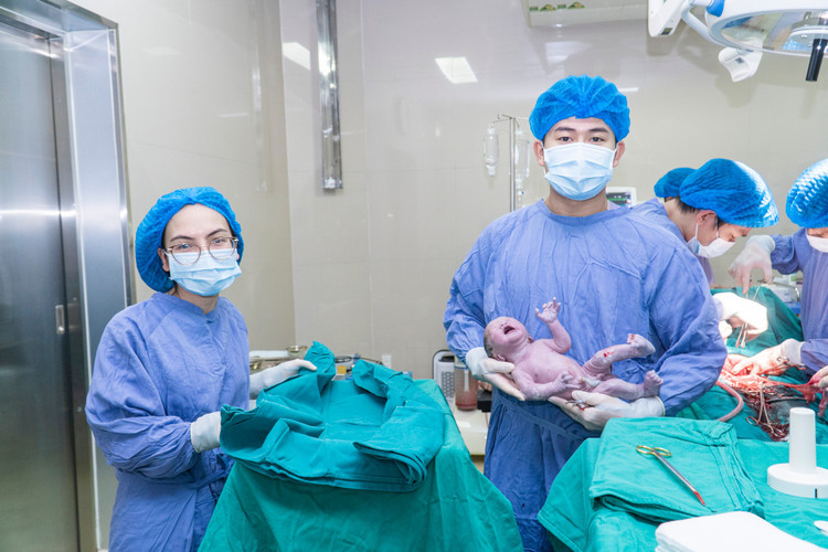 Phối hợp các khoa kịp thời cấp cứu cho mẹ con sản phụ - Ảnh BVCC