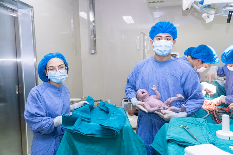 Phối hợp các khoa kịp thời cấp cứu cho mẹ con sản phụ - Ảnh BVCC