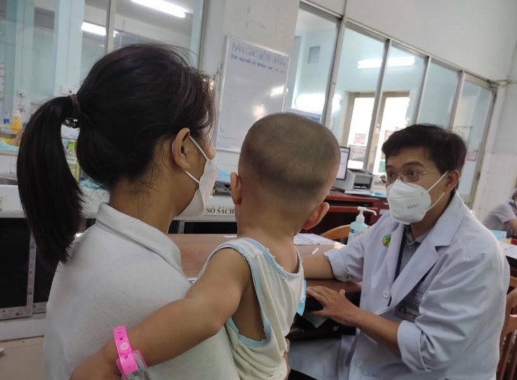 Thăm khám cho bệnh nhi tại Bệnh viện Nhi đồng 2 - Ảnh BVCC