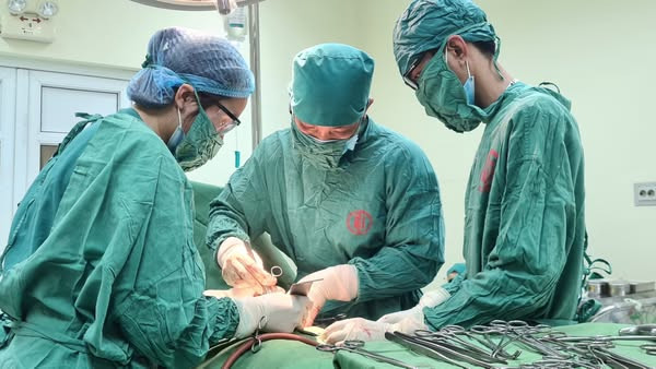 Các bác sĩ tiến hành phẫu thuật cho người bệnh