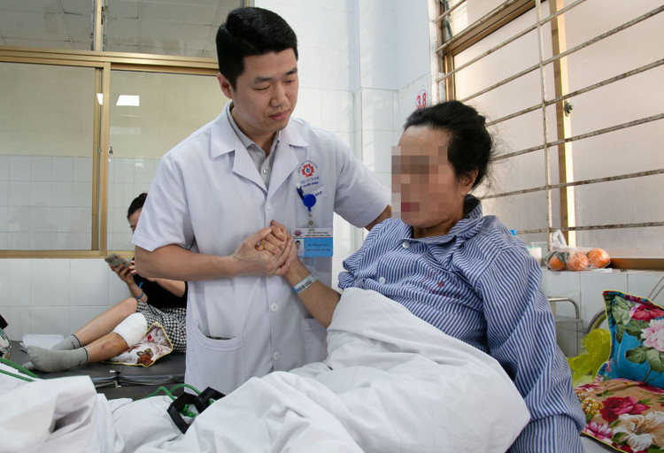 Bệnh nhân B. hồi phục tốt, có thể ngồi dậy sau phẫu thuật