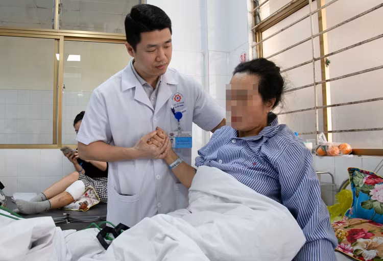 Bệnh nhân B. hồi phục tốt, có thể ngồi dậy sau phẫu thuật Bệnh nhân B. hồi phục tốt, có thể ngồi dậy sau phẫu thuật