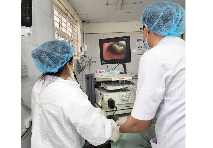 Kíp y, bác sĩ Khoa Hồi sức tích cực thực hiện gắp dị vật - Ảnh: BVCC