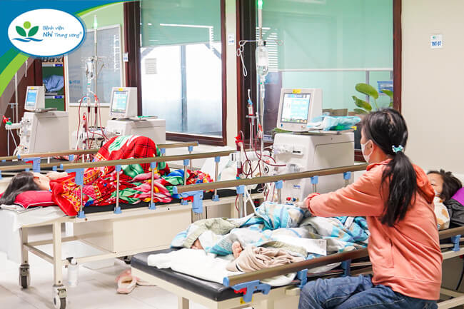 Các bệnh nhi suy thận giai đoạn cuối đang được điều trị tại Khoa Thận và Lọc máu, Bệnh viện Nhi Trung ương