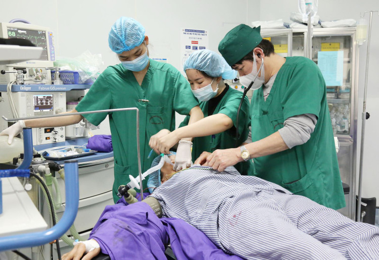 3 phẫu thuật trong 1 cuộc mổ cứu bệnh nhân gãy nhiều xương phức tạp ảnh 1