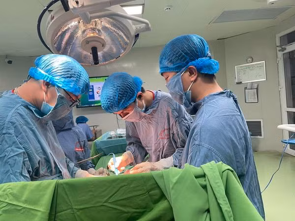 Ekip thực hiện kỹ thuật cắt gan cho người bệnh - Ảnh BVCC