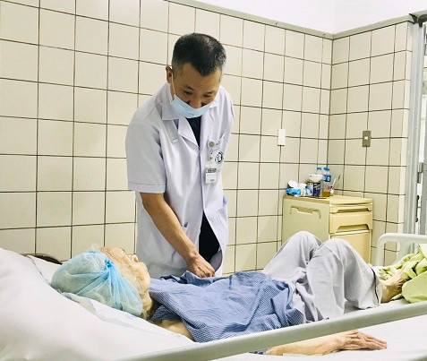 TS.BS Nguyễn Ngọc Hùng - Giám đốc Trung tâm Phẫu thuật tiêu hóa thăm khám cho bệnh nhân - Ảnh BVCC