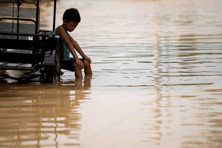 Flood in Nueva Ecija, Philippines amid super typhoon Man-yi