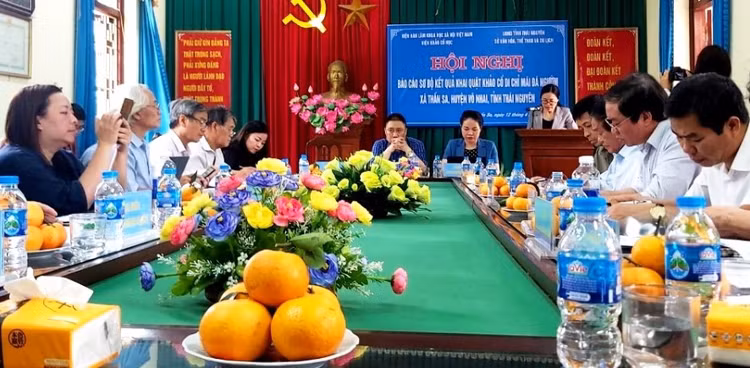 Hội nghị Báo cáo kết quả sơ bộ cuộc khai quật tại Di chỉ Mái đá Ngườm, xã Thần Sa, huyện Võ Nhai.