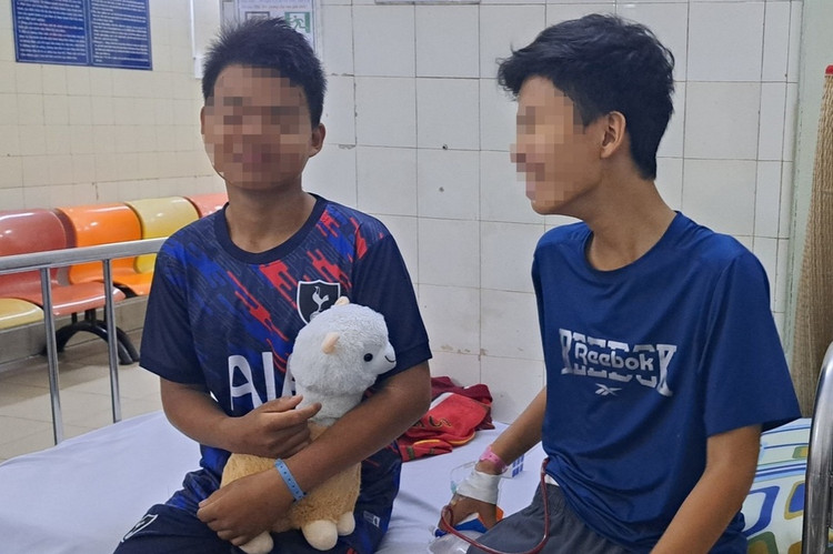 Hai bé trai ở TP Thủ Đức được chẩn đoán ngộ độc Botilinum toxin từ thức ăn - Ảnh BVCC