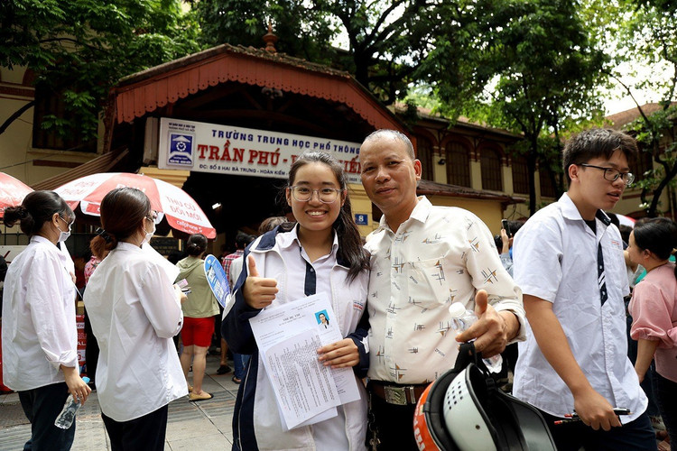 Em Hiền Khánh (tại điểm thi trường THPT Trần Phú, Hà Nội) chia sẻ: “Đề thi Ngữ văn năm nay vừa sức với em. Em tự tin mình có thể đạt điểm 8-9 vì trước đó em đã dành khá nhiều thời gian để ôn tập, cũng như môn Ngữ văn là môn sở trường của em. Em đang lo lắng chiều nay đề thi Toán sẽ khó nhưng cũng cố gắng làm hết mình&quot;.