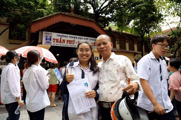 Em Hiền Khánh (tại điểm thi trường THPT Trần Phú, Hà Nội) chia sẻ: “Đề thi Ngữ văn năm nay vừa sức với em. Em tự tin mình có thể đạt điểm 8-9 vì trước đó em đã dành khá nhiều thời gian để ôn tập, cũng như môn Ngữ văn là môn sở trường của em. Em đang lo lắng chiều nay đề thi Toán sẽ khó nhưng cũng cố gắng làm hết mình".