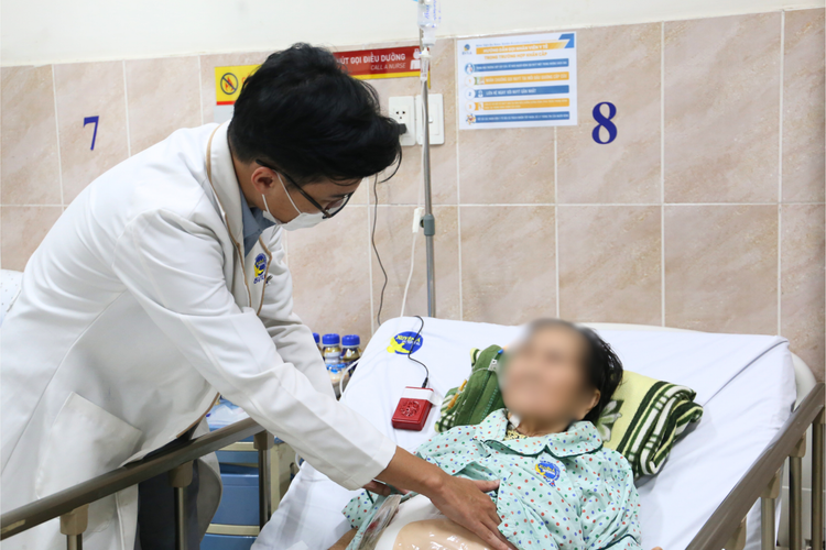 Thăm khám cho bệnh nhân sau phẫu thuật - Ảnh BVCC