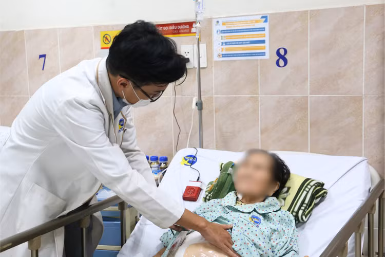 Thăm khám cho bệnh nhân sau phẫu thuật - Ảnh BVCC