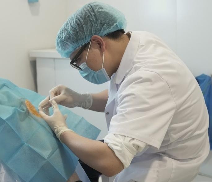 PGS.TS Nguyễn Đình Hòa đang điều trị cho bệnh nhân