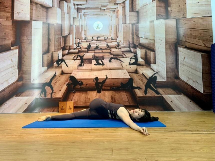 Vặn người nằm ngửa