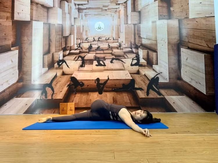 Vặn người nằm ngửa