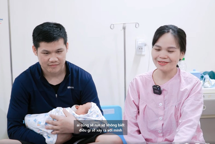 Niềm hạnh phúc của gia đình sản phụ khi cả hai mẹ con khỏe mạnh - Ảnh BVCC