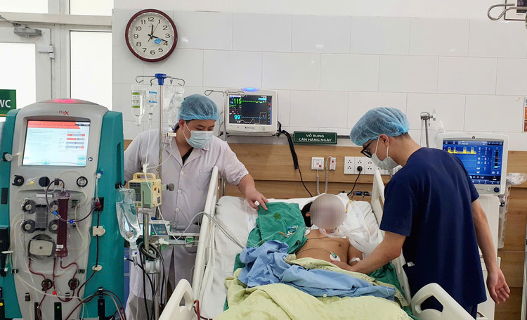 Người chồng hôn mê sâu đang được lọc máu tại Trung tâm Chống độc - Ảnh BVCC