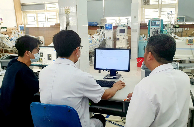 BS Chiến và BS Nguyên kiểm tra kết quả xét nghiệm máu của các bệnh nhân - Ảnh BVCC