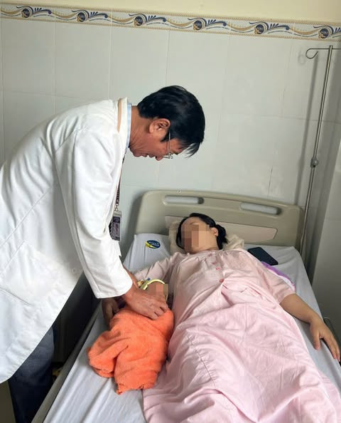 Em bé bị dây rốn thắt nút... chào đời an toàn - Ảnh BVCC