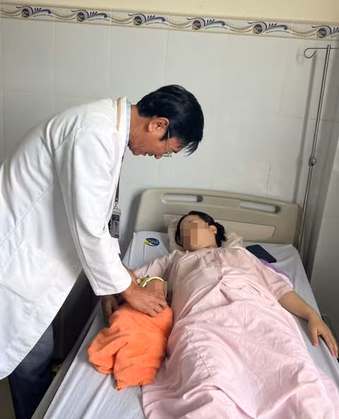 Em bé bị dây rốn thắt nút... chào đời an toàn - Ảnh BVCC