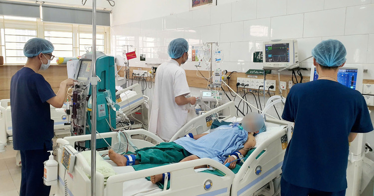 Người vợ hôn mê sâu đang được các bác sĩ chăm sóc tích cực - Ảnh BVCC