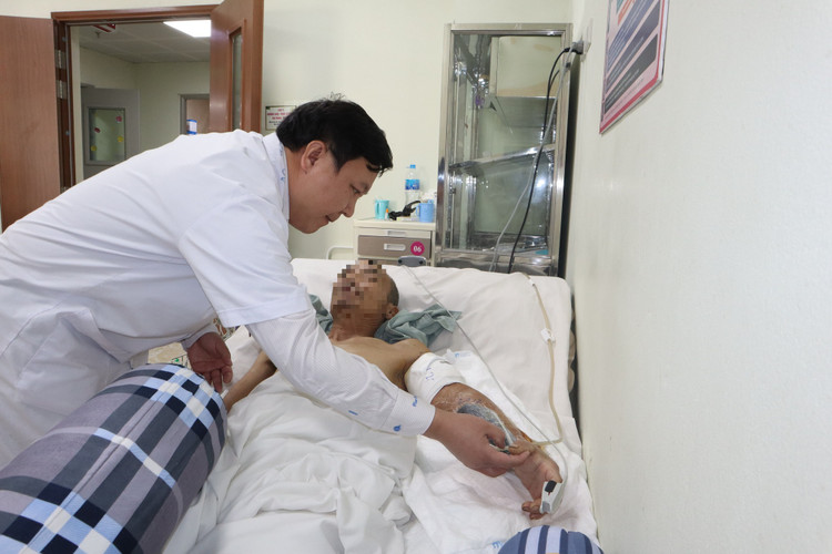 Cánh tay đã phục hồi đã cử động được của người bệnh