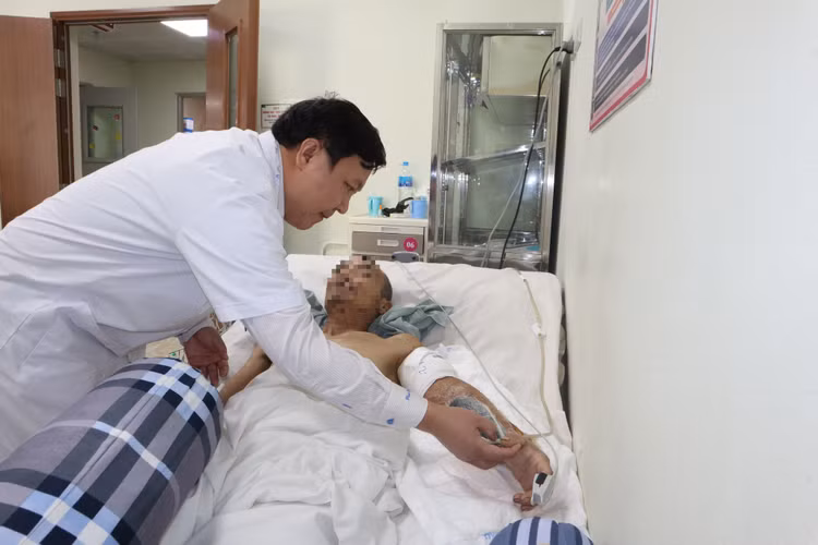 Cánh tay đã phục hồi đã cử động được của người bệnh