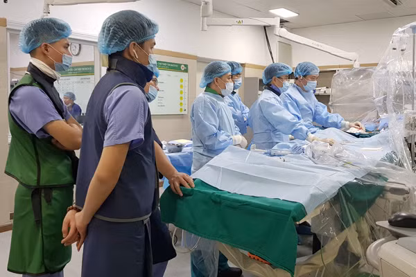 PGS.TS Phạm Mạnh Hùng trực tiếp can thiệp, vừa thao tác vừa thảo luận với thành viên chủ toạ tại hội nghị đang diễn ra tại Singapore.