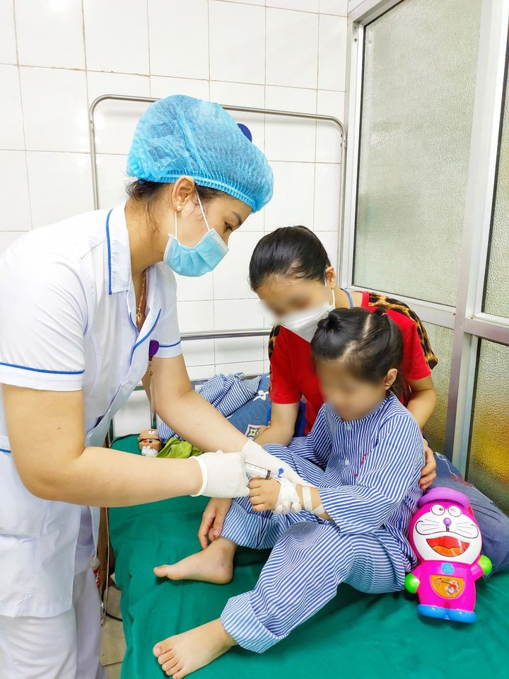 Bảo tồn thành công buồng trứng xoắn cho trẻ 5 tuổi