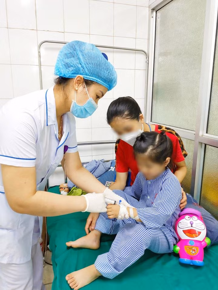 Bảo tồn thành công buồng trứng xoắn cho trẻ 5 tuổi