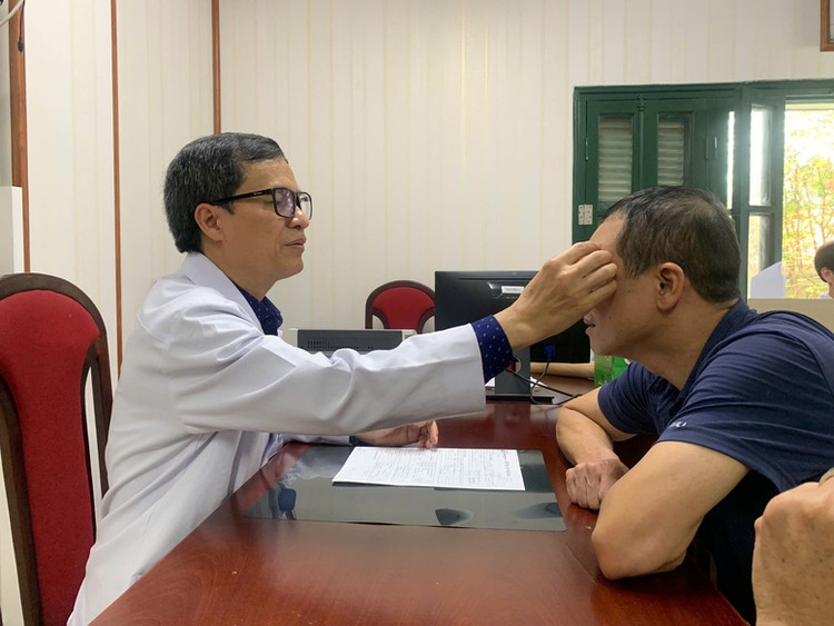 PGS.TS Đống Văn Hệ thăm khám cho bệnh nhân - Ảnh BVCC PGS.TS Đống Văn Hệ thăm khám cho bệnh nhân - Ảnh BVCC