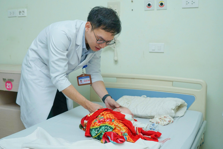 Bác sĩ thăm khám cho bệnh nhân sau ca phẫu thuật - Ảnh BVCC