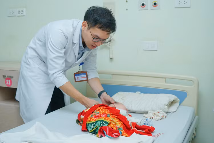 Bác sĩ thăm khám cho bệnh nhân sau ca phẫu thuật - Ảnh BVCC