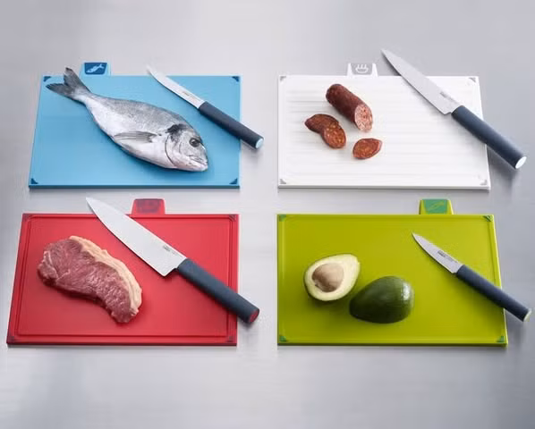 Chuẩn bị riêng thớt thái đồ sống và thức ăn chín - Ảnh minh họa