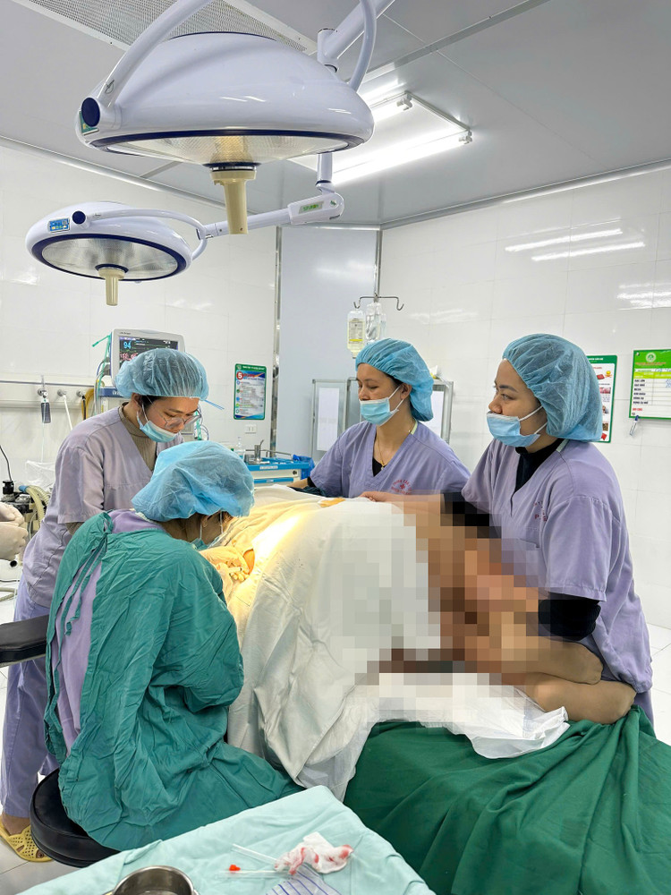 Ca phẫu thuật cho sản phụ 135 kg - Ảnh BVCC