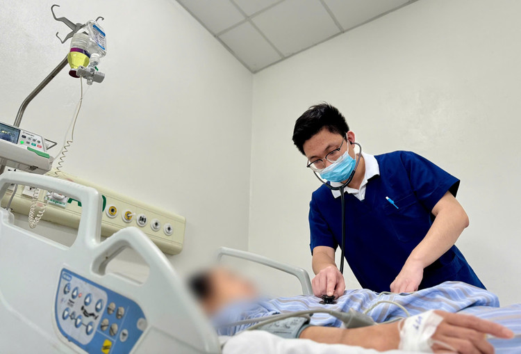 Thăm khám cho bệnh nhân hôn mê sâu vì viêm tai giữa không điều trị dứt điểm - Ảnh BVCC