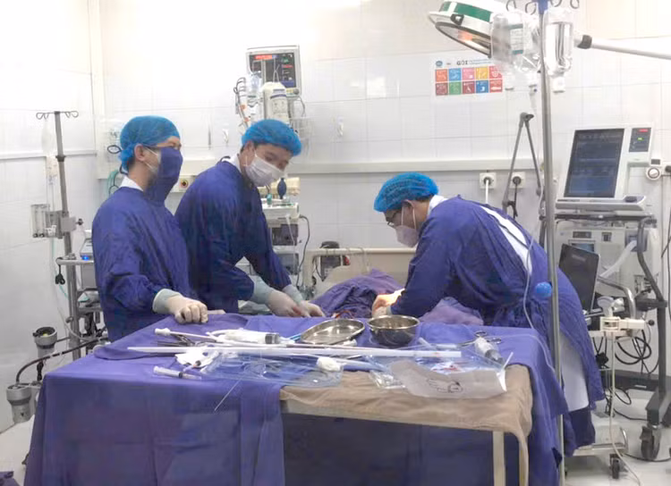 Bệnh nhân chấn thương sọ não biến chứng thuyên tắc động mạch phổi nguy kịch được thực hiện kỹ thuật ECMO. - Ảnh BVCC