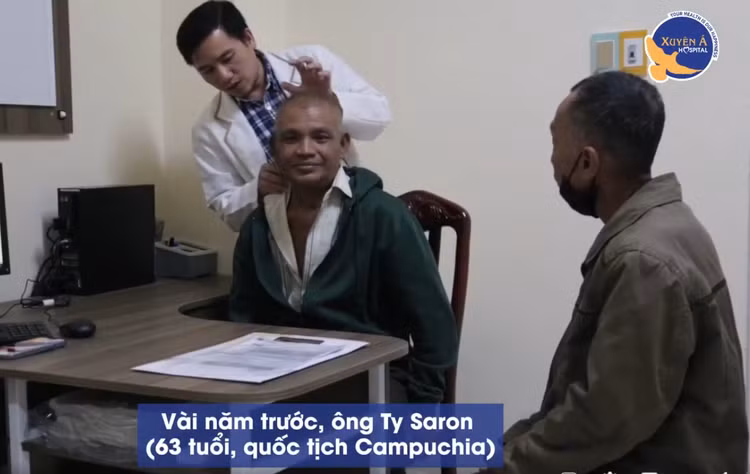 Thăm khám cho bệnh nhân Campuchia bị ung thư lưỡi - Ảnh BVCC