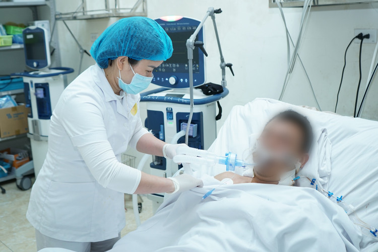 Hồi sức cho bệnh nhân - Ảnh BVCC