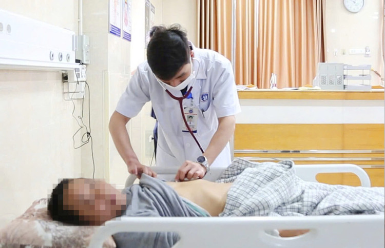 Hình ảnh người bệnh được các bác sĩ thăm khám tại khoa Cấp Cứu - Ảnh BVCC