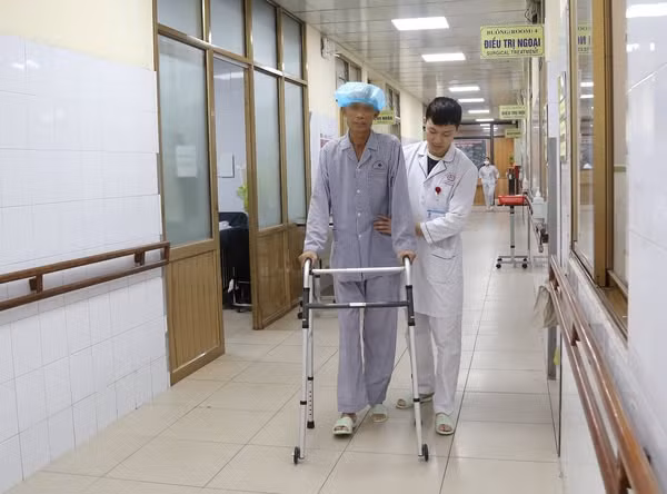 Bệnh nhân tập đi lại, phục hồi chức năng sau khi kết thúc Ecmo - Ảnh BVCC