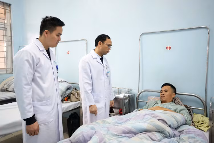 Bác sĩ CKII Dương Xuân Hiệp, Trưởng khoa Ngoại tổng hợp, Bệnh viện Bãi Cháy khám lại cho bệnh nhân - Ảnh BVCC