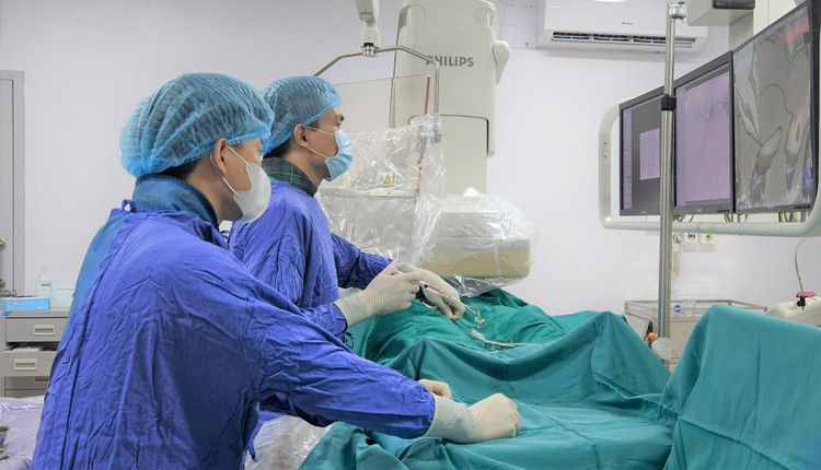 Bác sĩ CKI Lê Tiến Hưng, Trưởng Đơn nguyên Điện quang -Can thiệp, Bệnh viện Bãi Cháy cùng ê kíp đang tiến hành can thiệp nút mạch cho bệnh nhân.