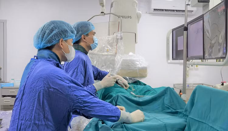 Bác sĩ CKI Lê Tiến Hưng, Trưởng Đơn nguyên Điện quang -Can thiệp, Bệnh viện Bãi Cháy cùng ê kíp đang tiến hành can thiệp nút mạch cho bệnh nhân.