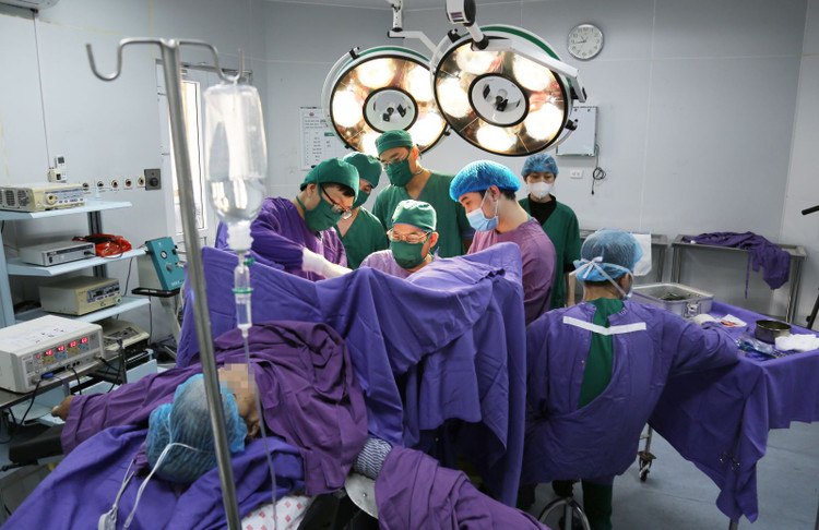 Kíp mổ thực hiện phẫu thuật cắt đoạn trực tràng qua đường hậu môn - Ảnh BVCC
