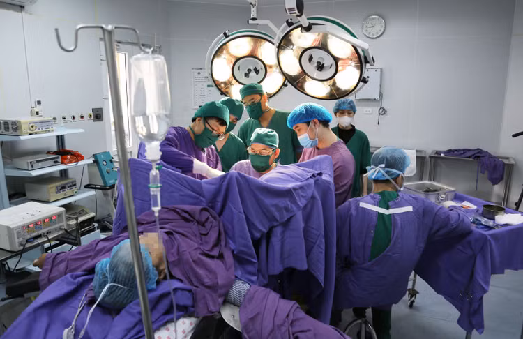 Kíp mổ thực hiện phẫu thuật cắt đoạn trực tràng qua đường hậu môn - Ảnh BVCC