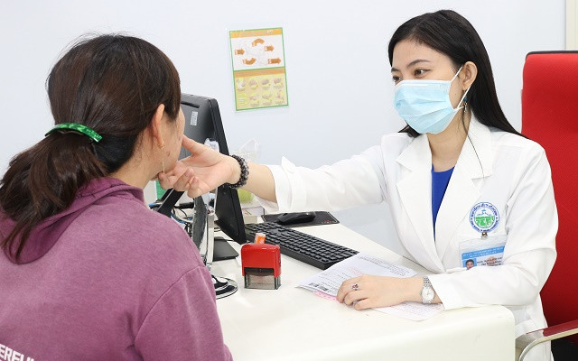 Thăm khám cho bệnh nhân tại bệnh viện Da liễu TP HCM - Ảnh BVCC