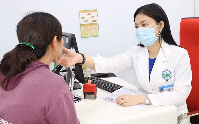 Thăm khám cho bệnh nhân tại bệnh viện Da liễu TP HCM - Ảnh BVCC